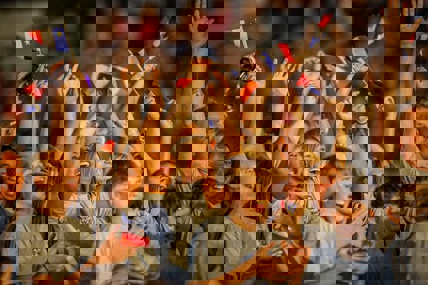 Foule de jeunes avec des drapeaux de l'Acadie