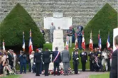 Le maire Yvon Lapierre et le maire Sébastien Jumel de Dieppe, France déposent une couronne au Square Canada. / Mayor Lapierre and Mayor Sébastien Jumel of Dieppe, France each lay a wreath at Canada Square