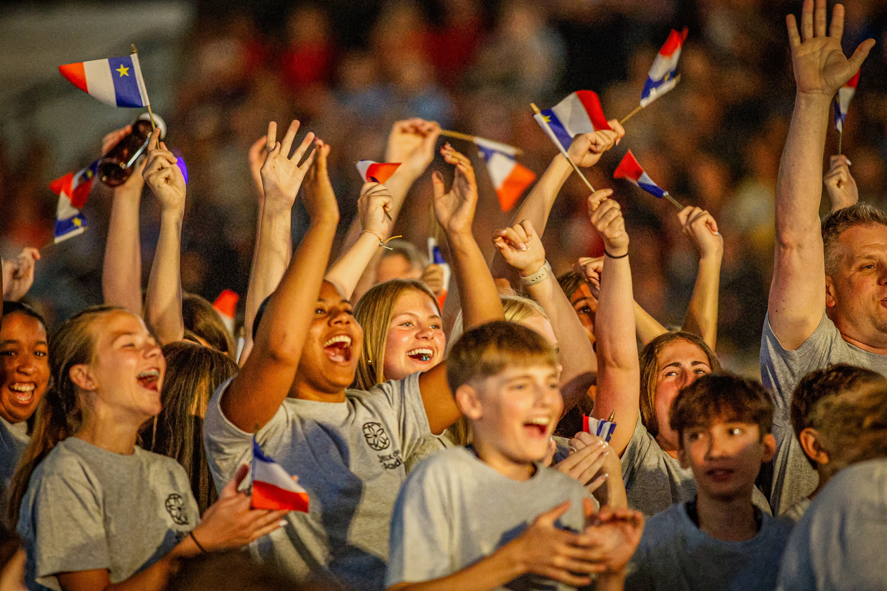 Foule de jeunes avec des drapeaux de l'Acadie