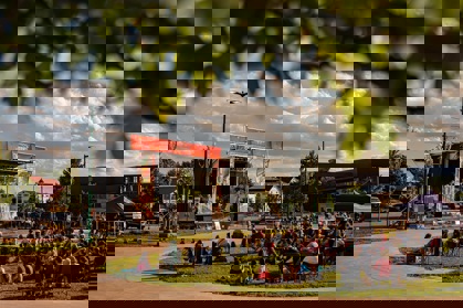 Foule qui écoute un spectacle extérieur